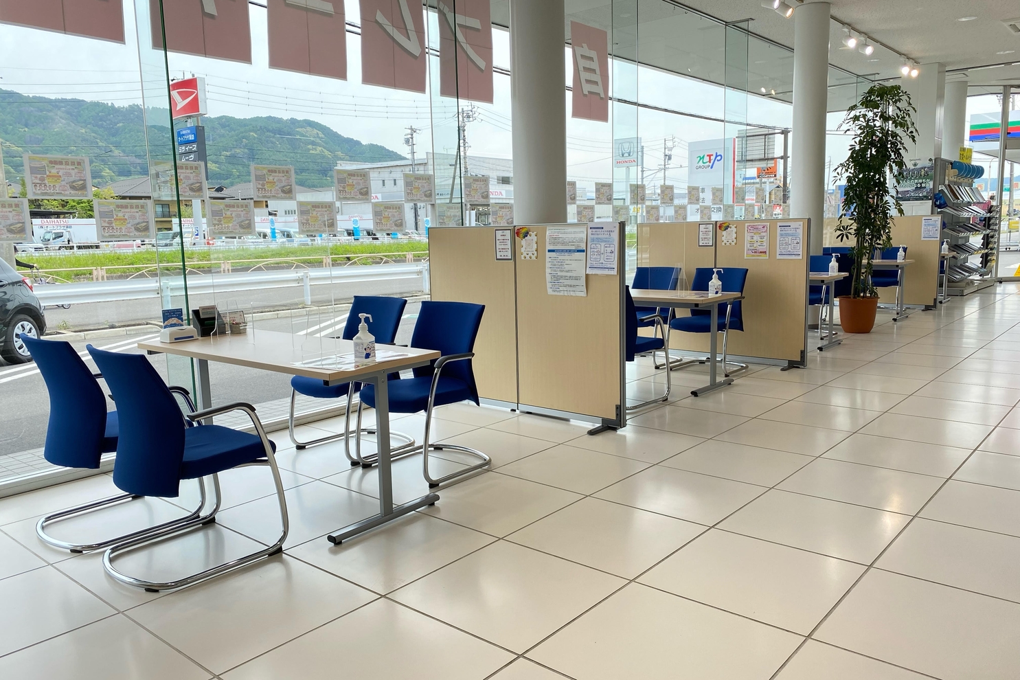 諏訪店　商談テーブル