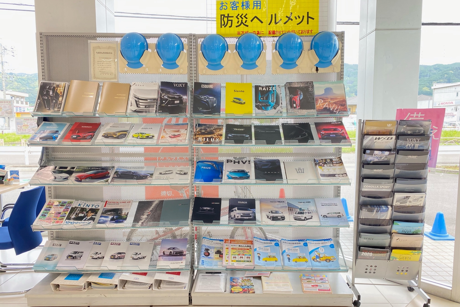 諏訪店　カタログ置場