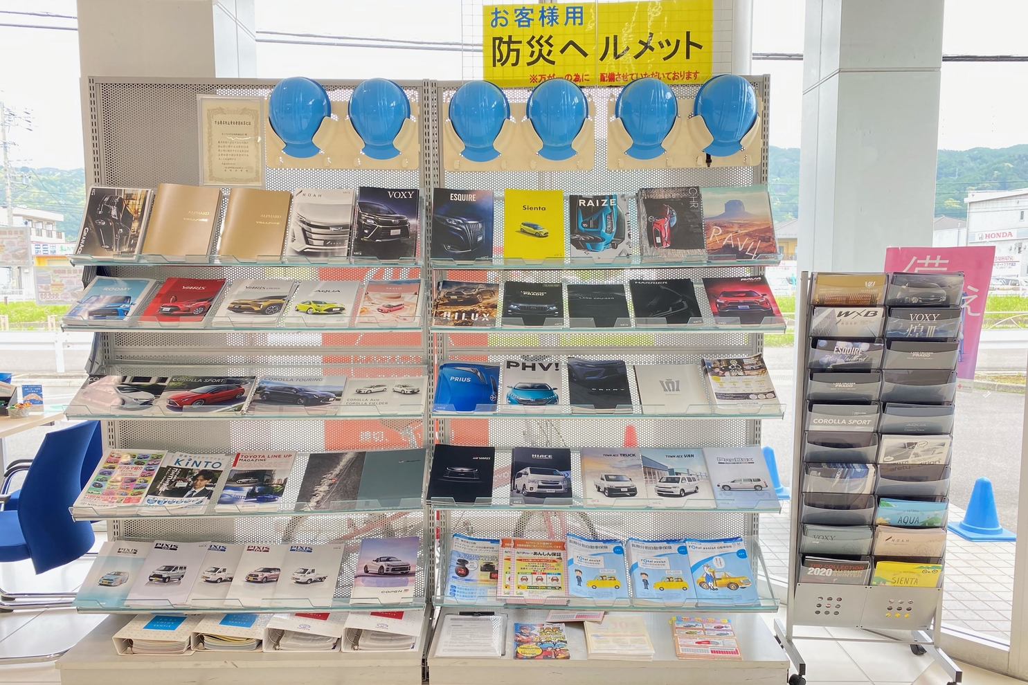 諏訪店:カタログ置き場